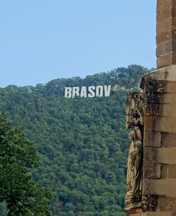 Inscriptia BRASOV de pe Muntele Tampa, deasupra centrului istoric
