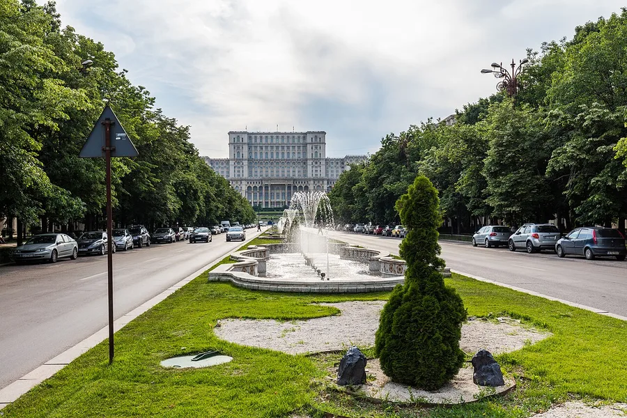 Palatul Parlamentului din Bucuresti, vazut din Bulevardul Unirii