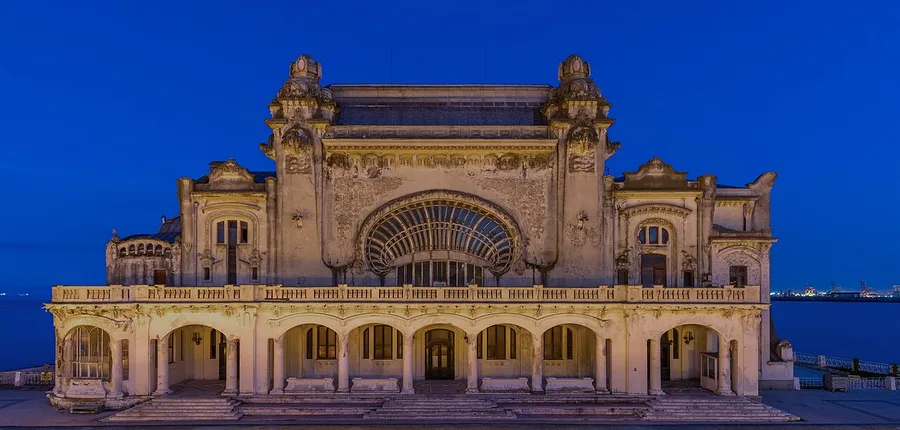 Cazinoul istoric din Constanta, pe faleza Marii Negre